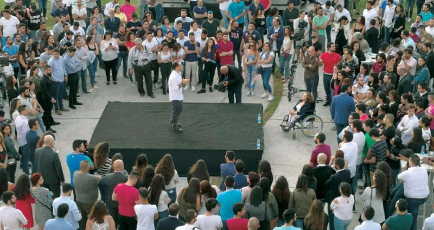 رئيس حزب «الكتائب» النائب سامي الجميّل التقى أول من أمس الشباب الذين يقترعون للمرة الأولى (موقع الكتائب)