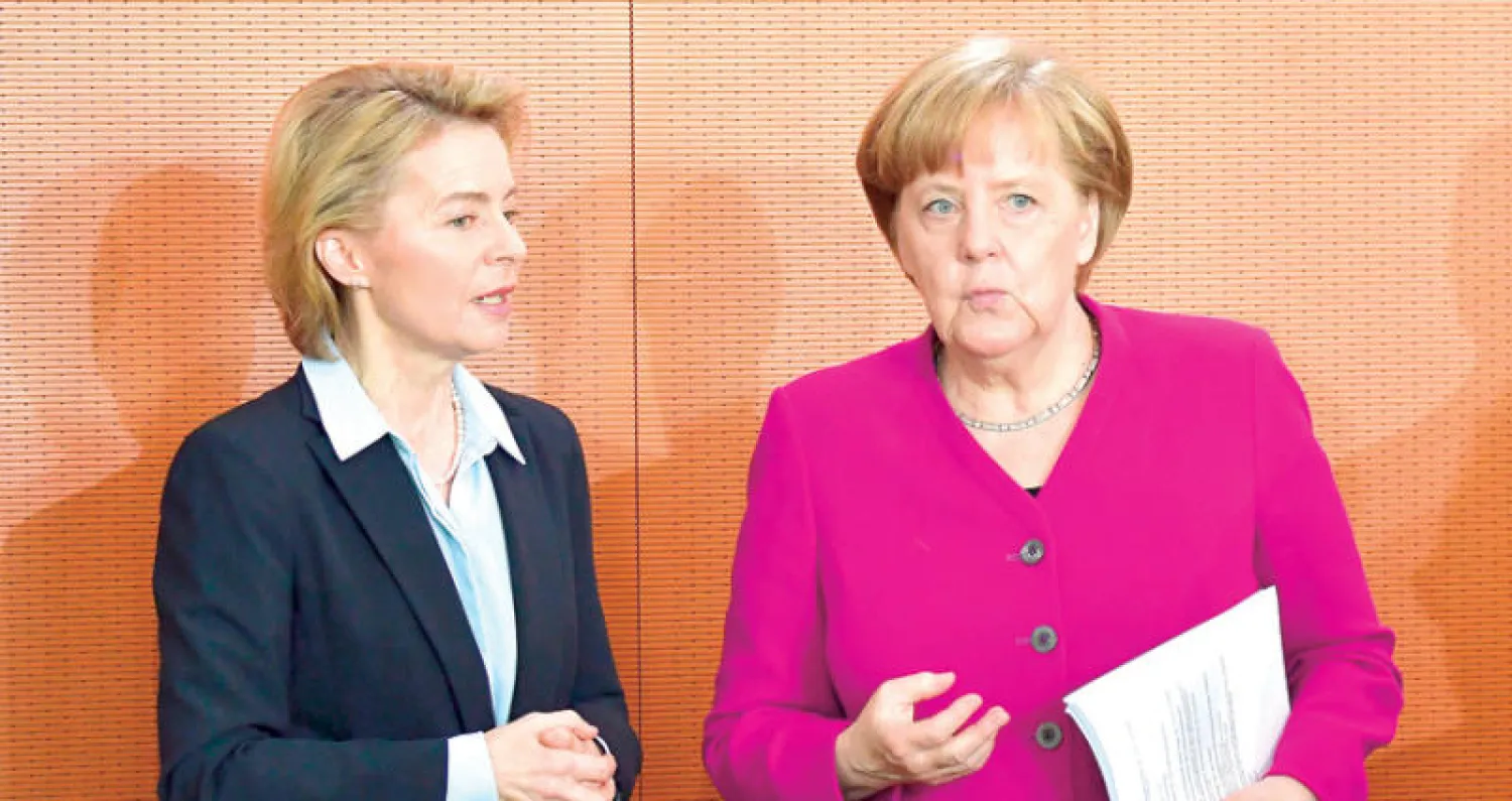 المستشارة الألمانية أنجيلا ميركل تستمع إلى وزيرة الدفاع أورسولا فون دير لاين قبل الاجتماع الأسبوعي للحكومة الألمانية في برلين أمس (أ.ف.ب)