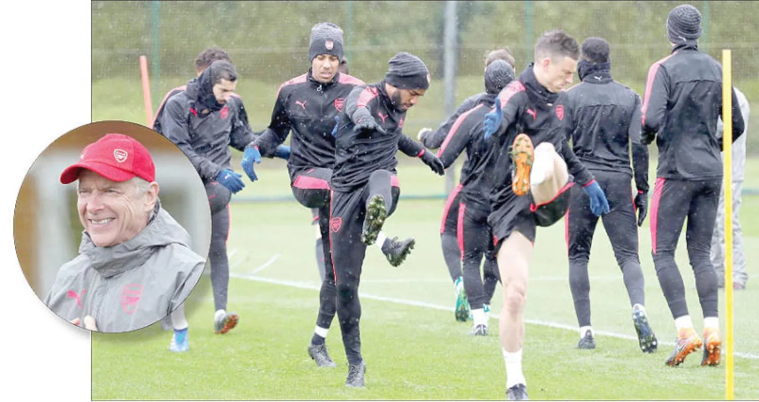 لاعبو آرسنال خلال التدريبات أمس قبل المباراة المصيرية مع أتليتكو (رويترز) - فينغر يأمل في قيادة آرسنال للقب قبل الرحيل (أ.ف.ب)