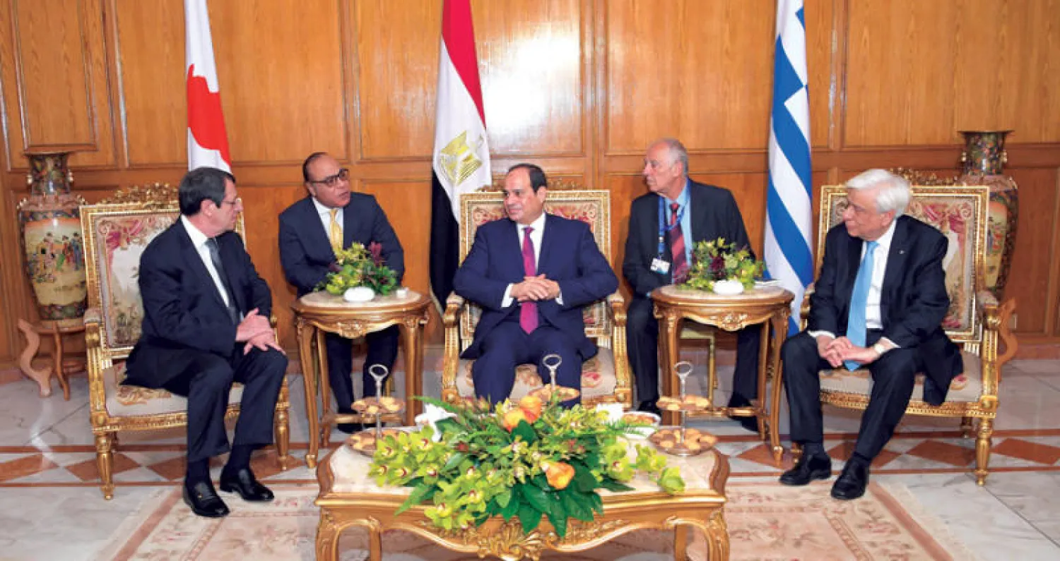 الرئيس المصري متوسطاً نظيريه اليوناني (يمين) والقبرصي في اجتماع ضمهم في الإسكندرية الشهر الماضي (إ.ب.أ)