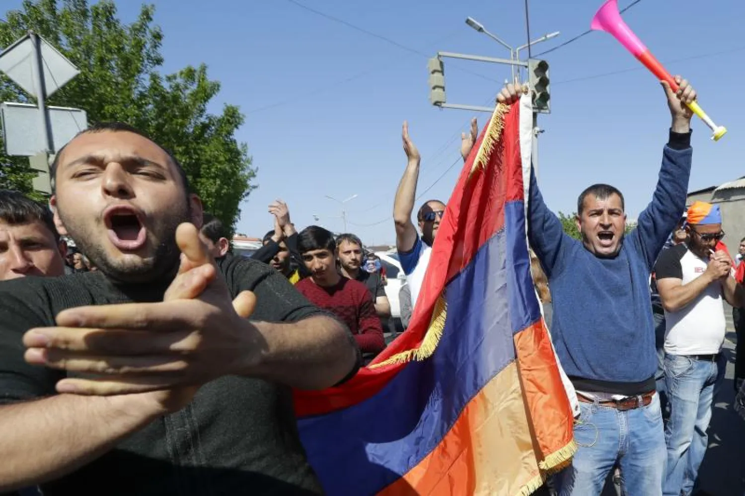 محتجون في أرمينيا (أ.ب)