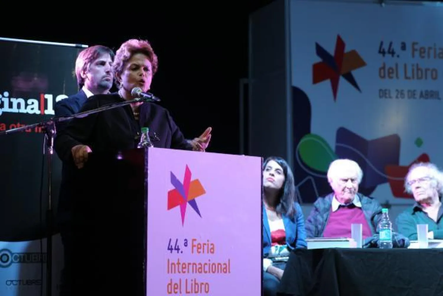 روسيف خلال مشاركتها في معرض بوينس آيرس للكتاب (إ.ب.أ)