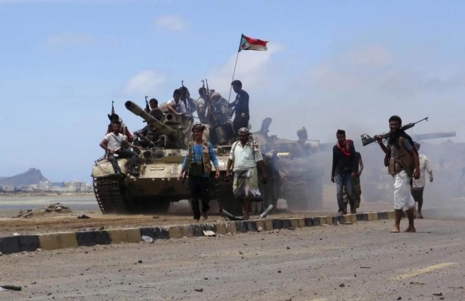 Southern Popular Resistance fighters gather on a road during fighting against Houthi fighters in Yemen's southern city of Aden May 3, 2015. ( Reuters)
