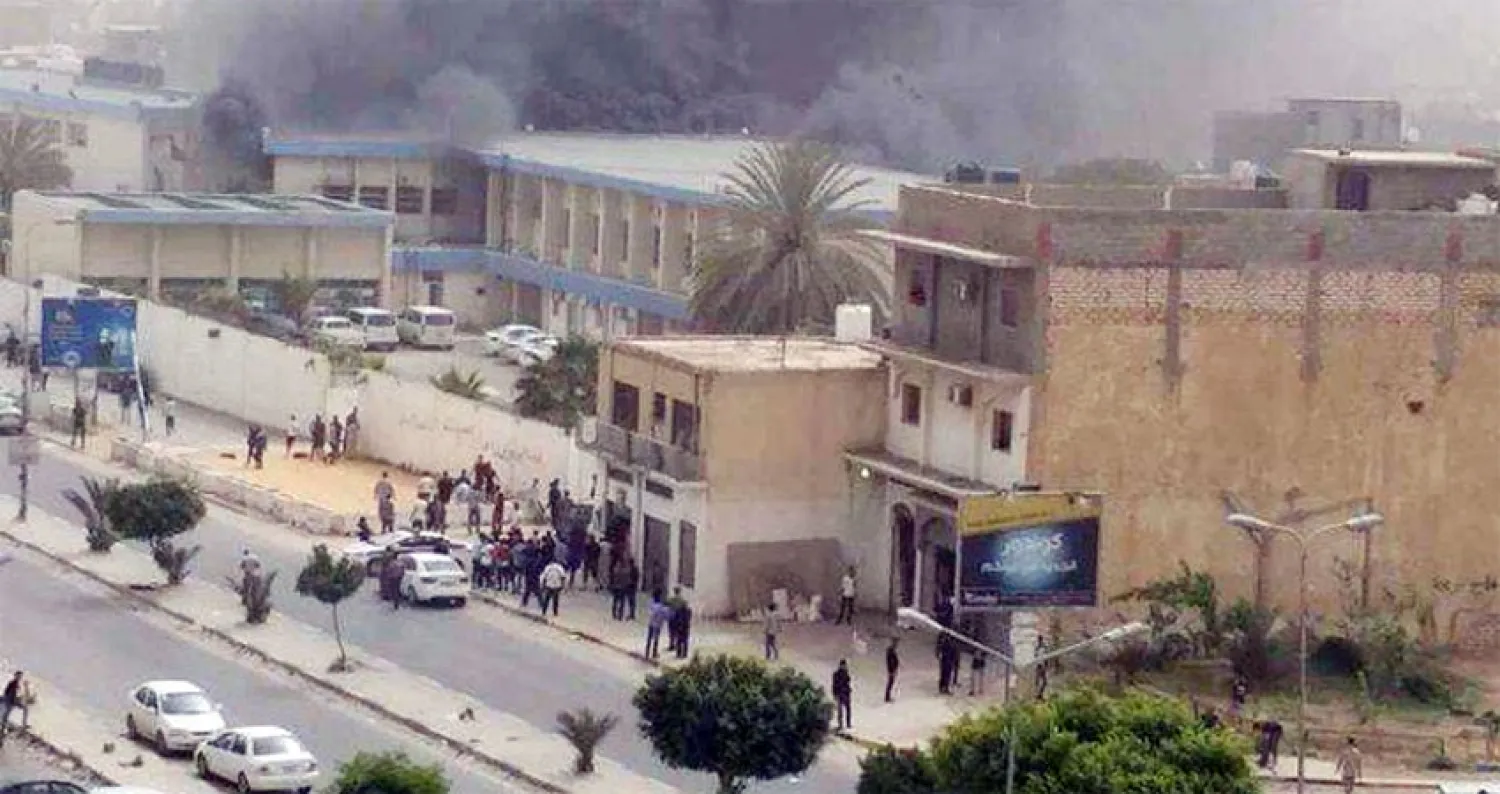 دخان يتصاعد من مقر المفوضية العليا للانتخابات الليبية في طرابلس بعد الهجوم (تويتر)