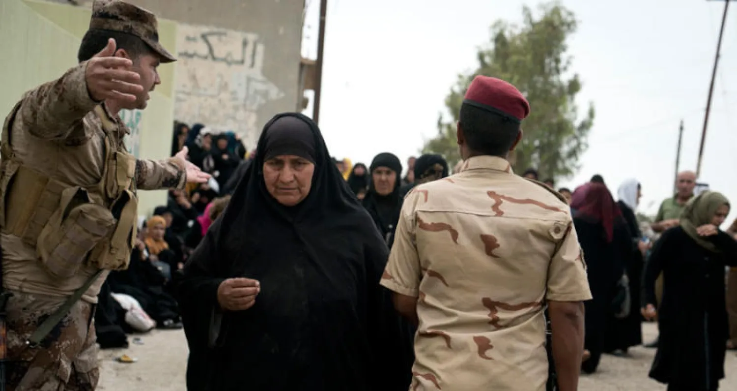 نسوة أمام مقر محكمة تنظر في ملفات متهمين بالانتماء إلى «داعش» في تلكيف بمحافظة نينوى شمال العراق الشهر الماضي (أ.ب)