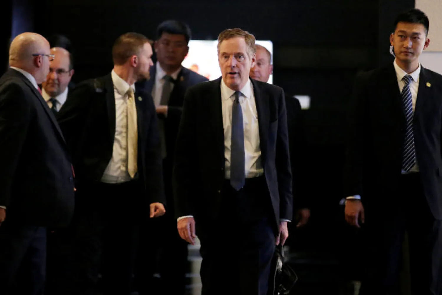 وفد أميركي رفيع يبدأ محادثات اليوم في بكين لنزع فتيل الحرب التجارية (رويترز)