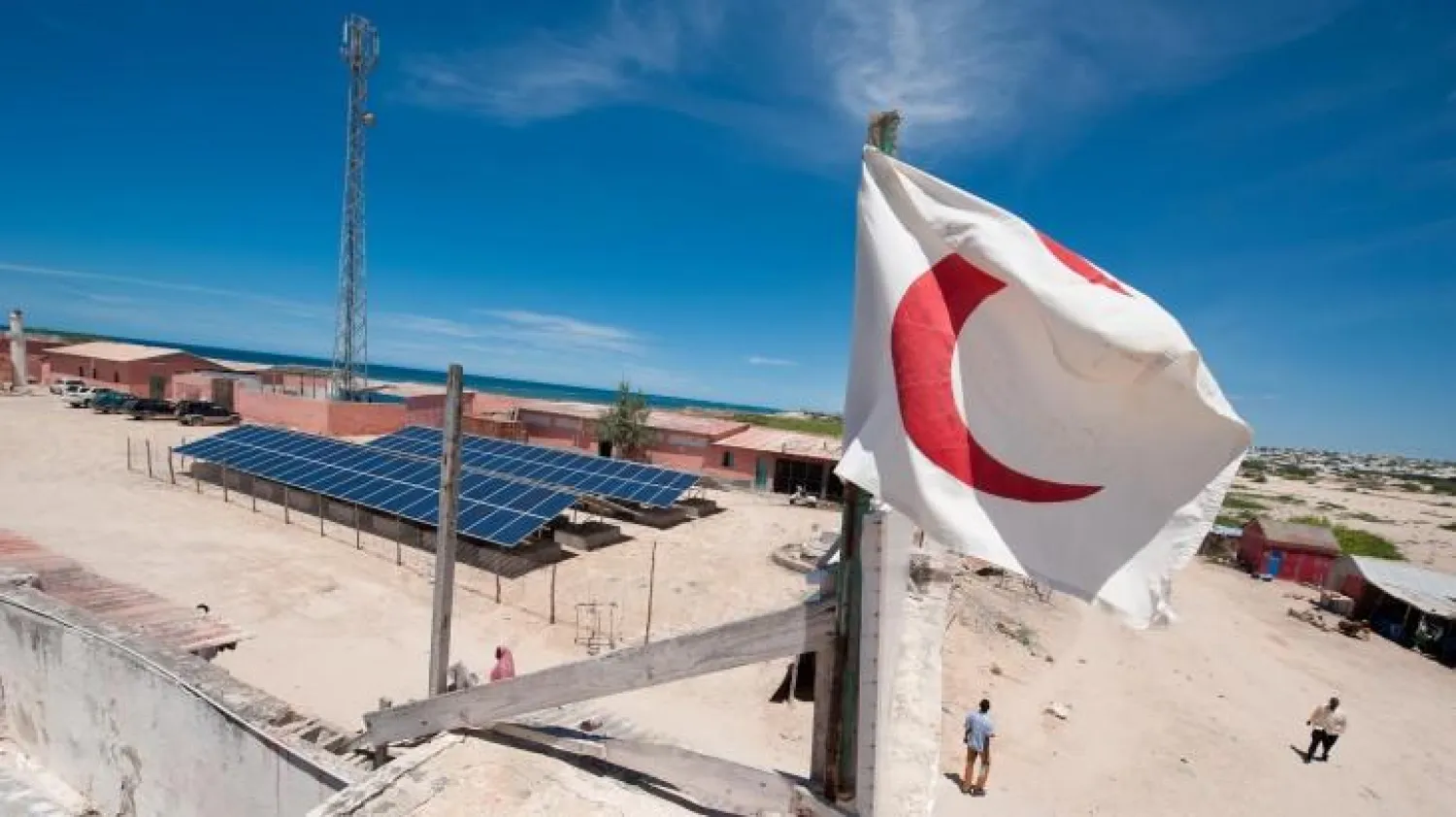 شعار الهلال الأحمر الصومالي فوق مستشفى كيساني (اللجنة الدولية للصليب الأحمر)