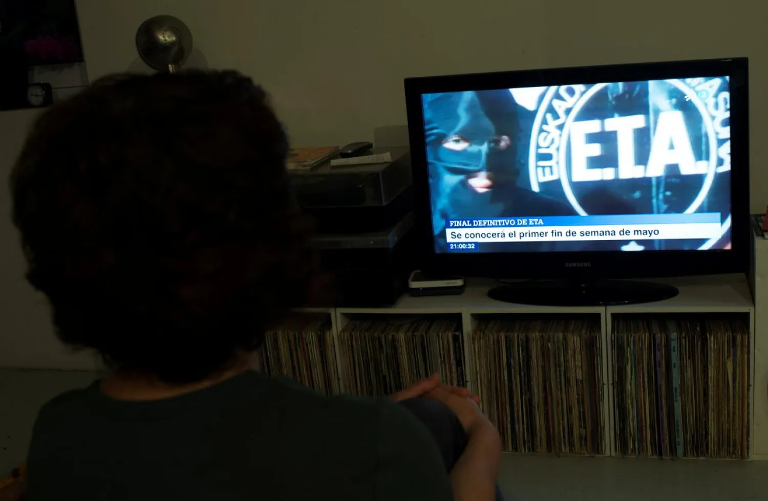 A woman watches a news program announcing the dissolution of armed Basque separatists ETA, April 18, 2018. REUTERS/Vincent West