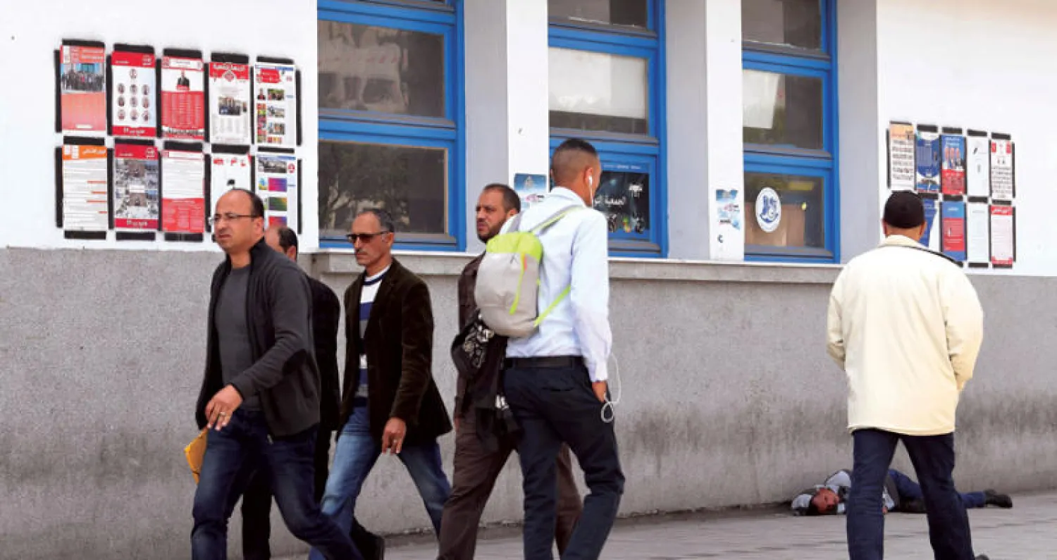 ملصقات مرشحي الانتخابات البلدية لا تثير حماسة الناخب التونسي (أ.ف.ب)