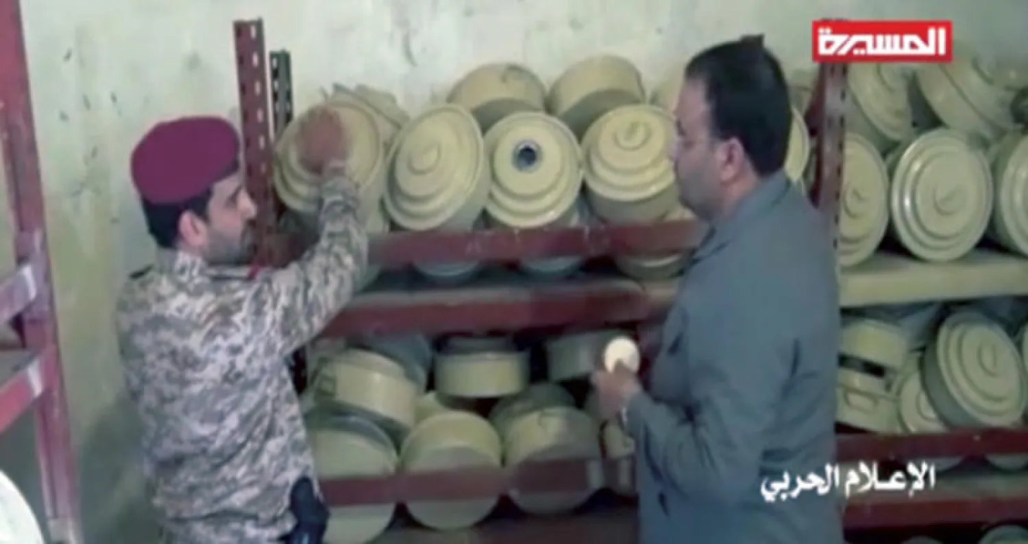 صالح الصماد يتفقد الألغام في زيارة غير معلومة التاريخ لكن وسائل إعلام الميليشيات الحوثية بثت أنه زار ورشة حربية واتضح بعد أيام أنه قتل قبل موعد البث المزعوم («الشرق الأوسط»)