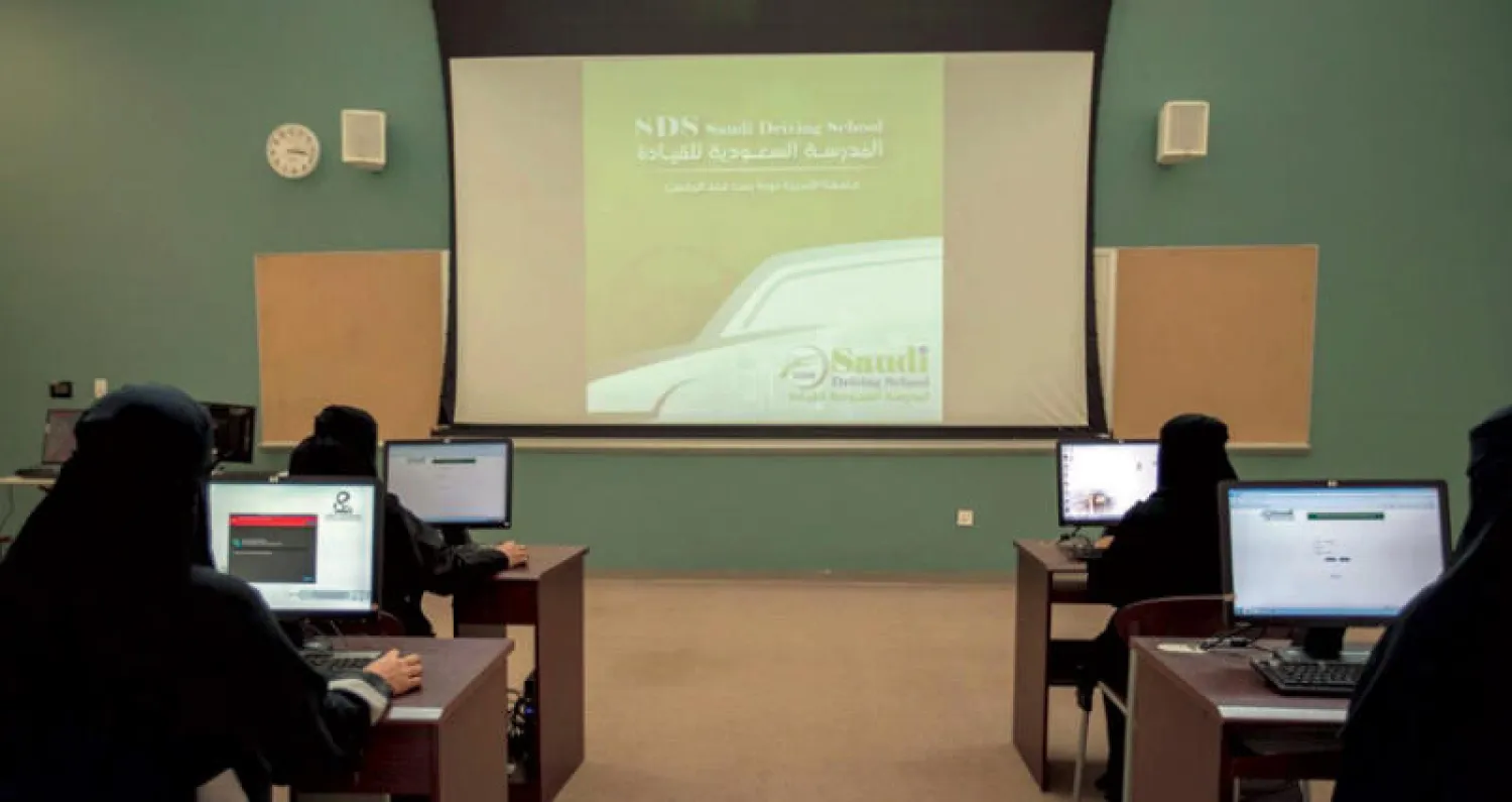 سعوديات خلال حضورهن برنامجاً تدريبياً في المدرسة السعودية للقيادة بجامعة الأميرة نورة بالرياض («الشرق الأوسط»)