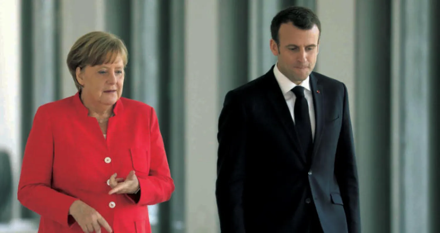 الرئيس الفرنسي إيمانويل ماكرون والمستشارة الألمانية أنجيلا ميركل  (أ.ف.ب)