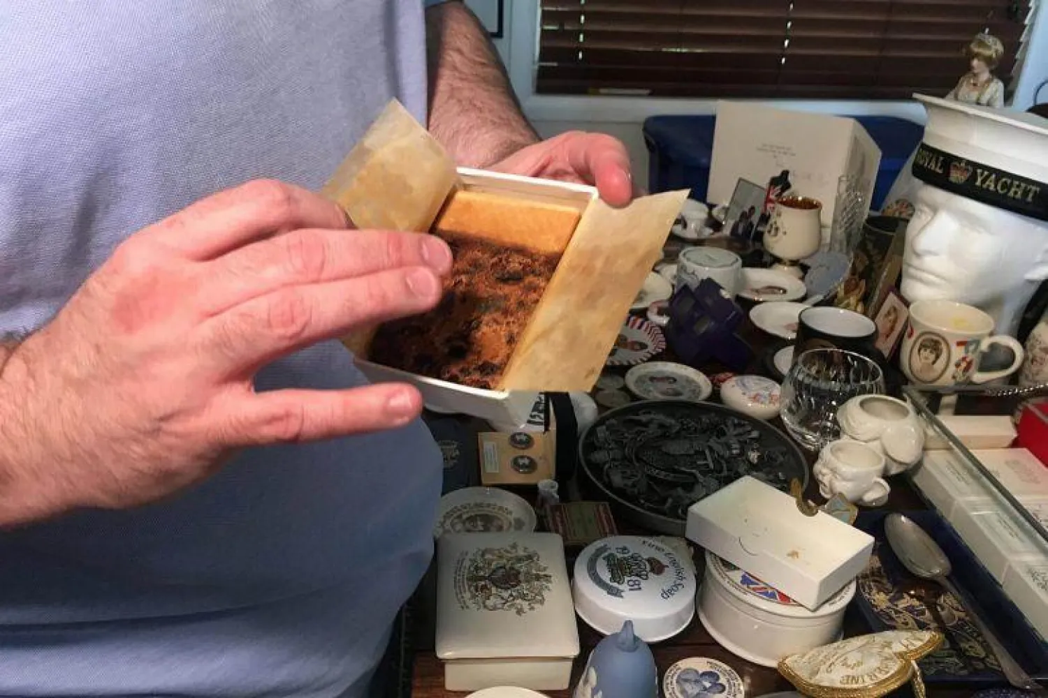 قطعة من كعك زفاف الأميرة ديانا (رويترز)