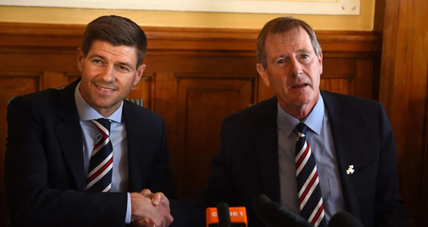 جيرارد ورئيس غلاسكو رينجرز دايف كينغ (أ.ف.ب)