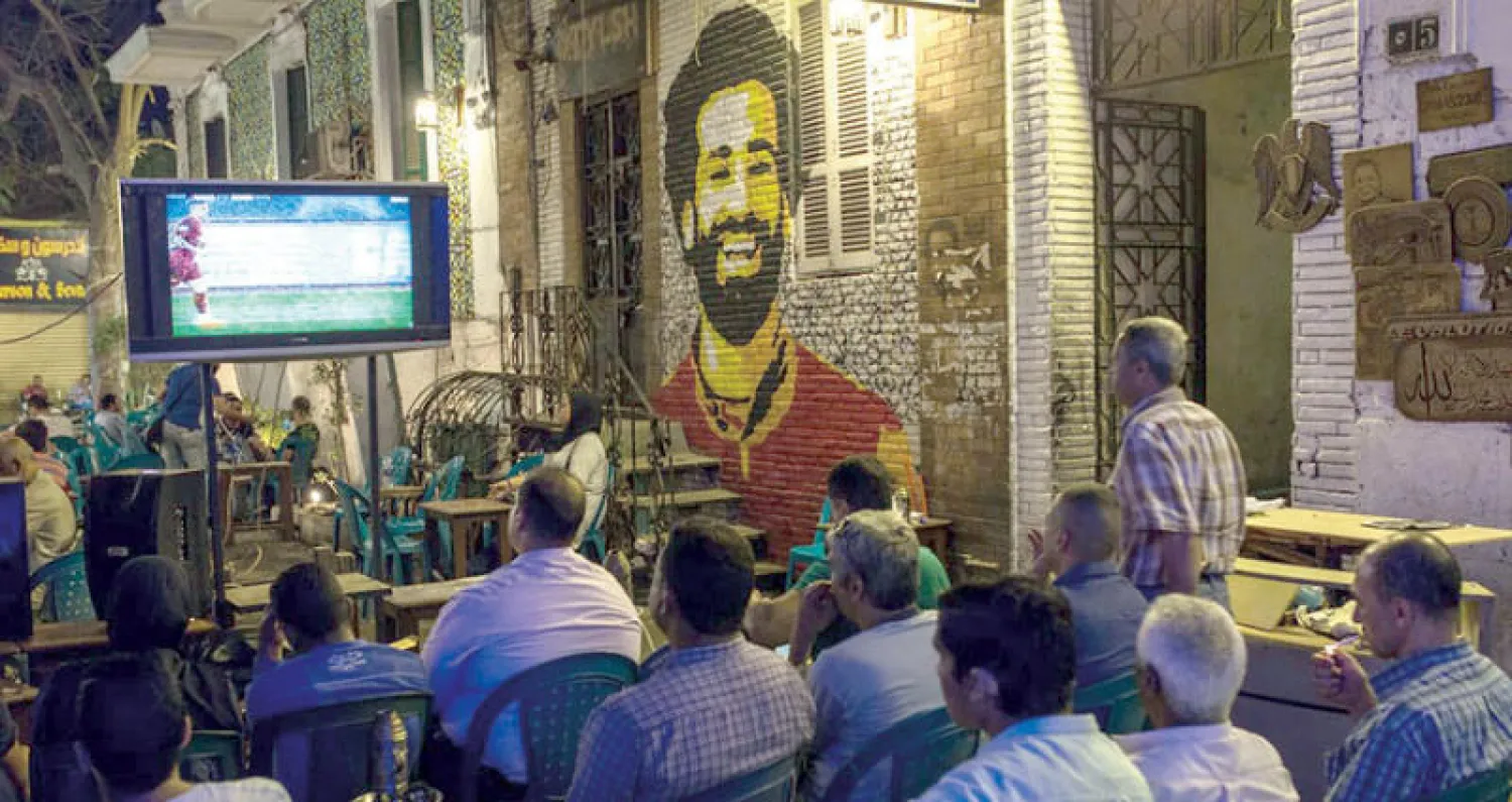 بشغف واهتمام وحب جلس مصريون في أحد المقاهي يشاهدون مباراة الإياب بين ليفربول وروما