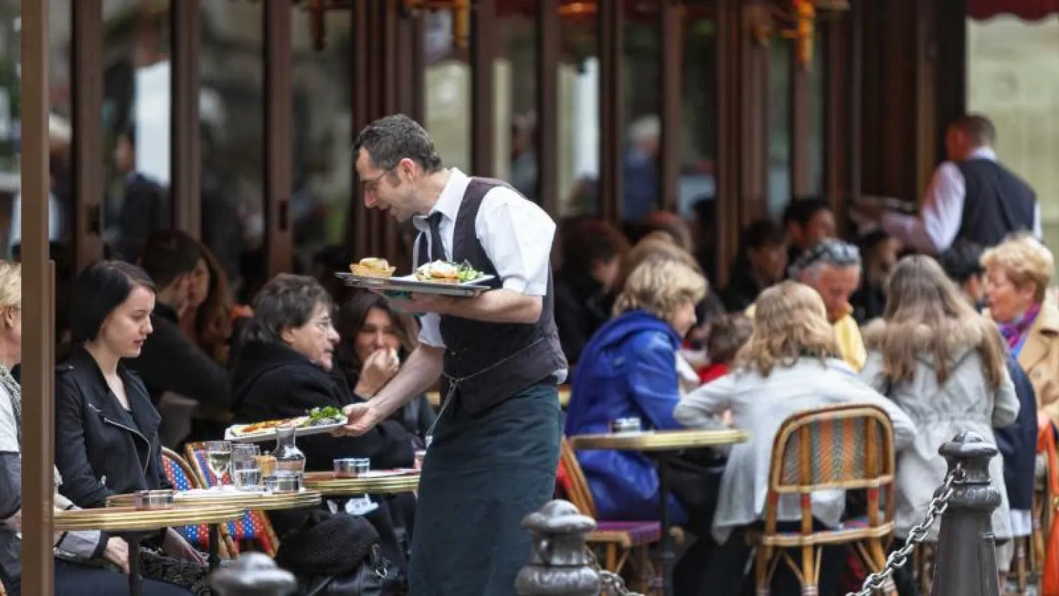 سلسلة المطاعم أجبرت على تغيير سياسات العمل بها بحيث يتم قبول جميع الفئات العمرية - أرشيفية (رويترز)