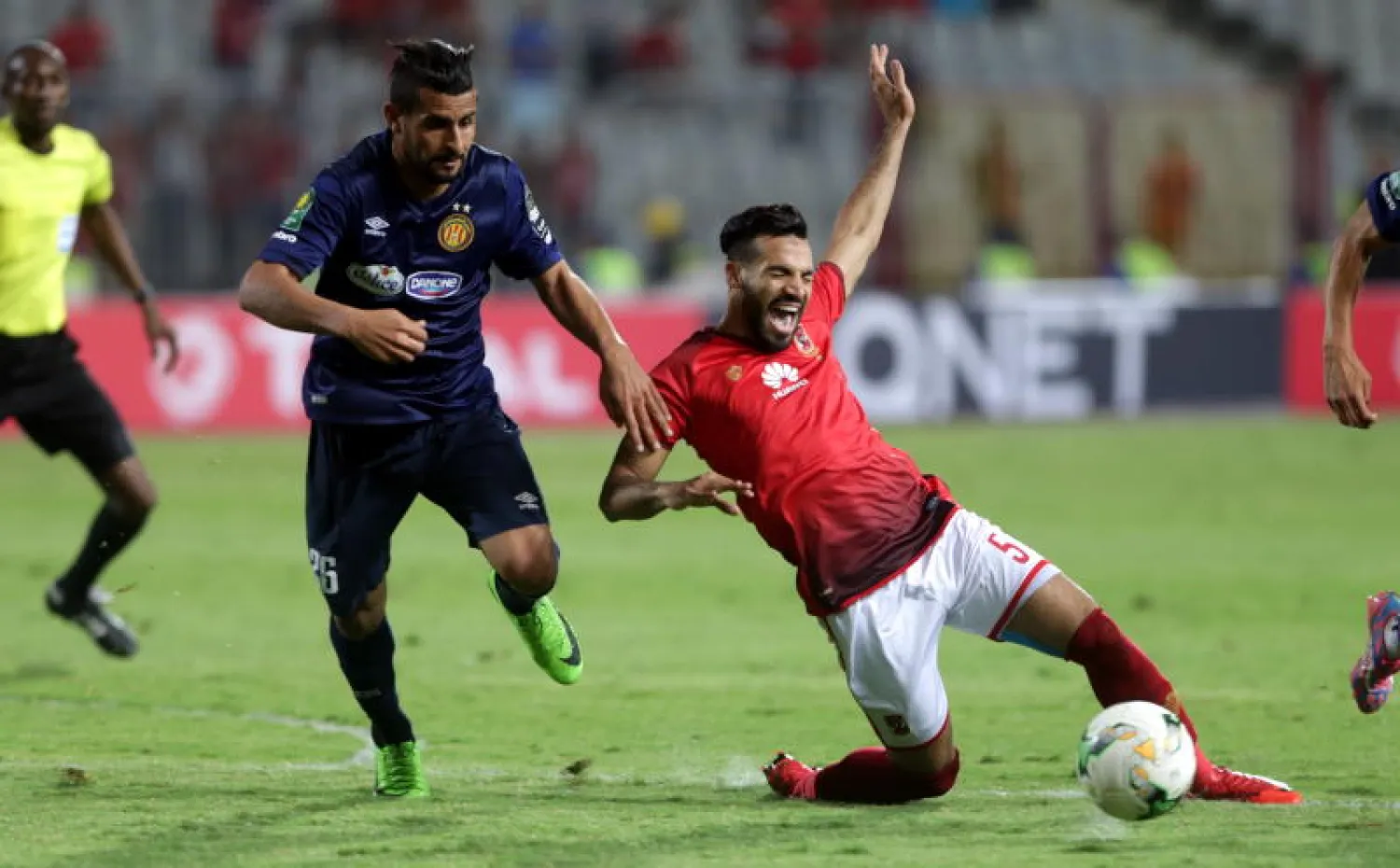 جانب من مباراة الأهلي والترجي بإستاد برج العرب (إ.ب.أ)