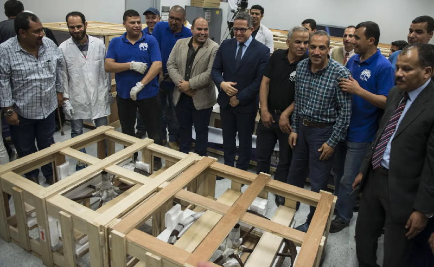 العجلة الحربية السادسة والأخيرة للملك توت عنخ آمون في صندوق خشبي (إ.ب.أ)