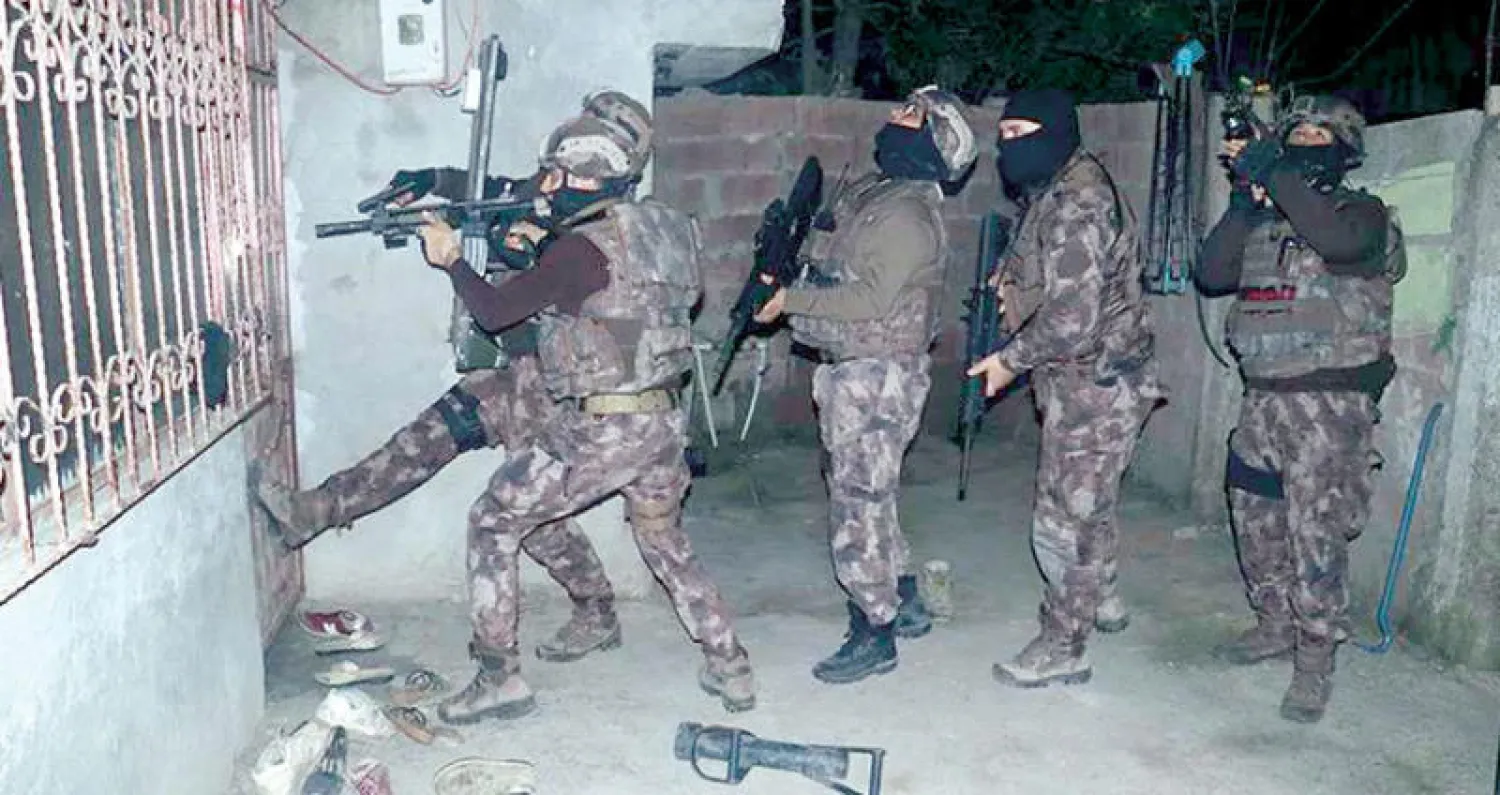 مداهمة أمنية لأحد مواقع اختباء الإرهابيين («الشرق الأوسط»)