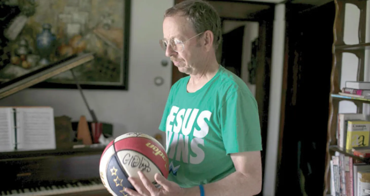 جيفري فاول المحتجز السابق في كوريا الشمالية في منزله بدايتون ولاية أوهايو الأميركية (رويترز)