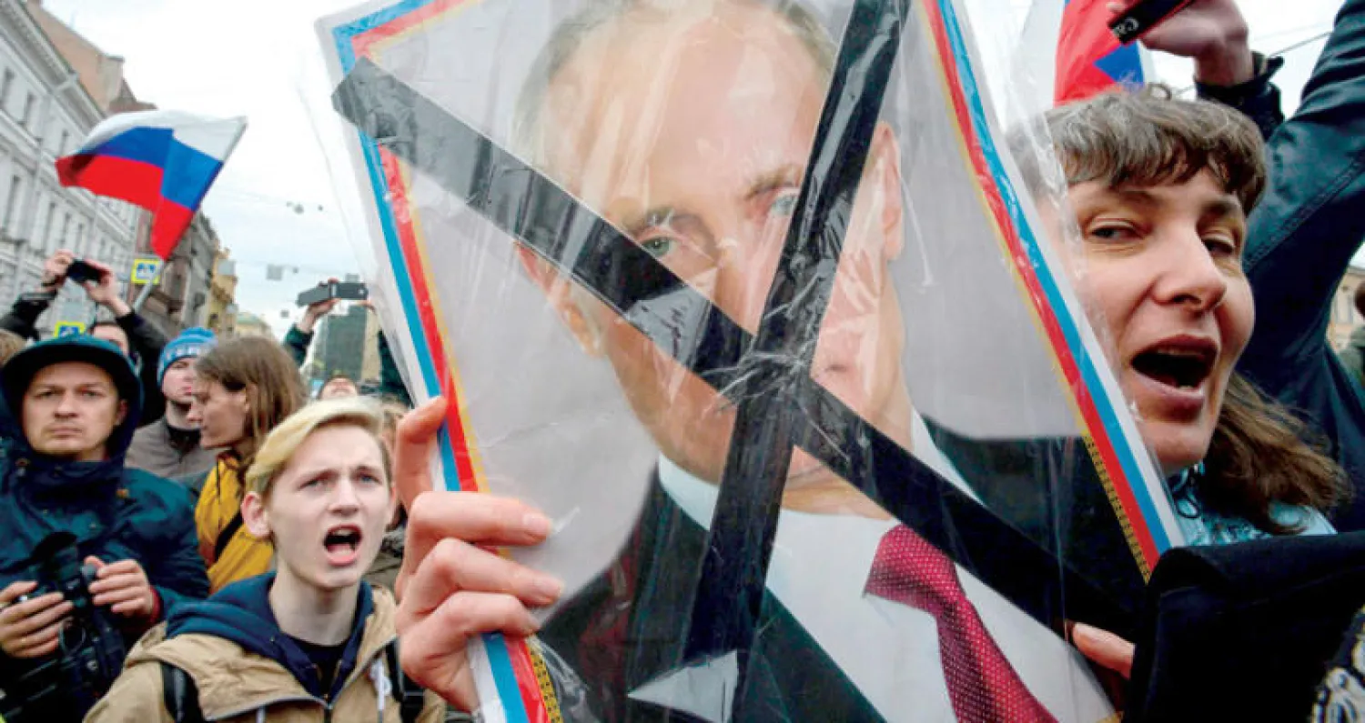 متظاهرون ضد الرئيس فلاديمير بوتين في مدينة سان بطرسبرغ أمس (أ.ف.ب)
