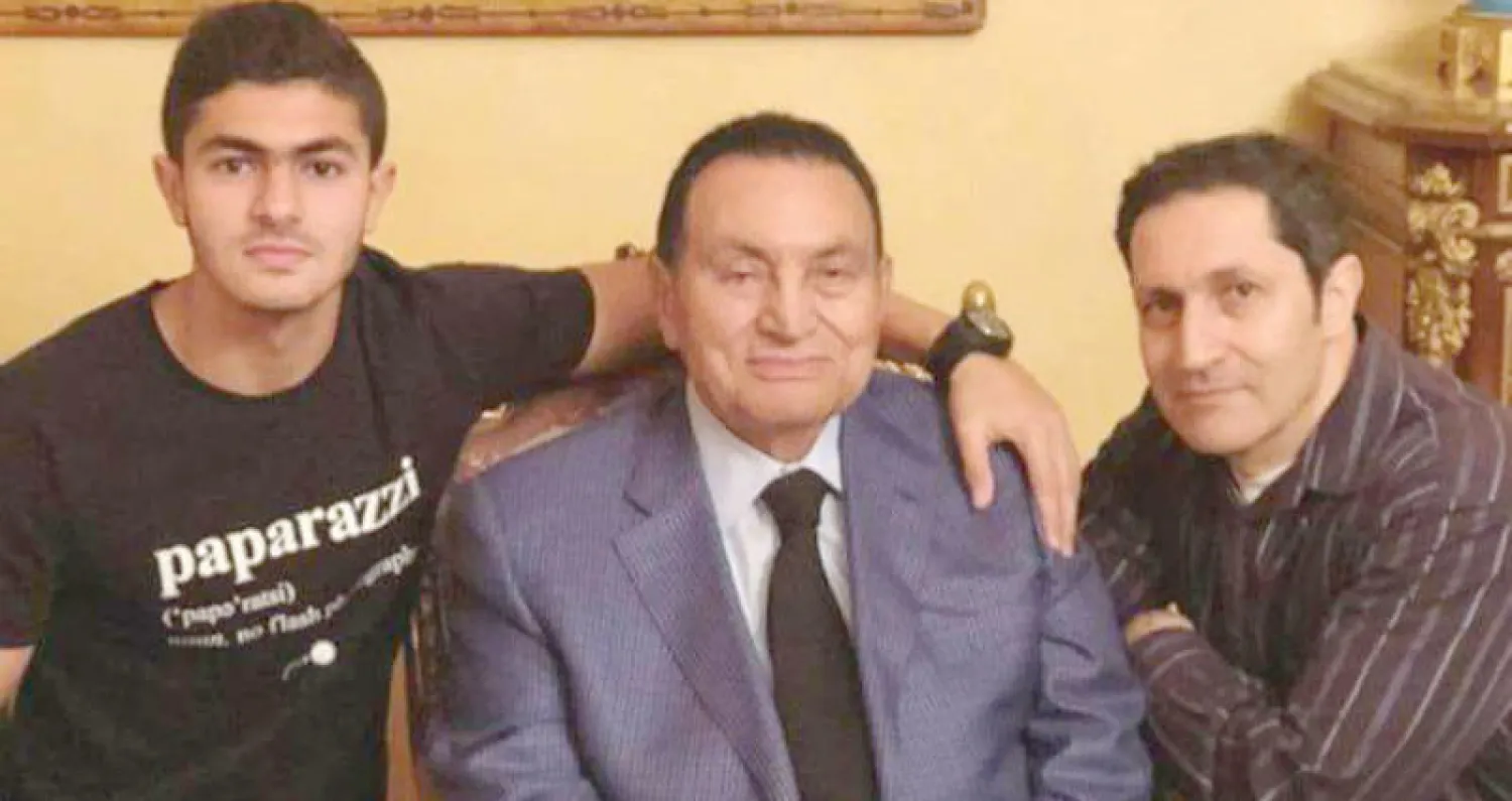 الرئيس المصري الأسبق حسني مبارك يتوسط نجله علاء وحفيده عمر في صورة نشرها الأخير عبر الإنترنت («الشرق الأوسط»)
