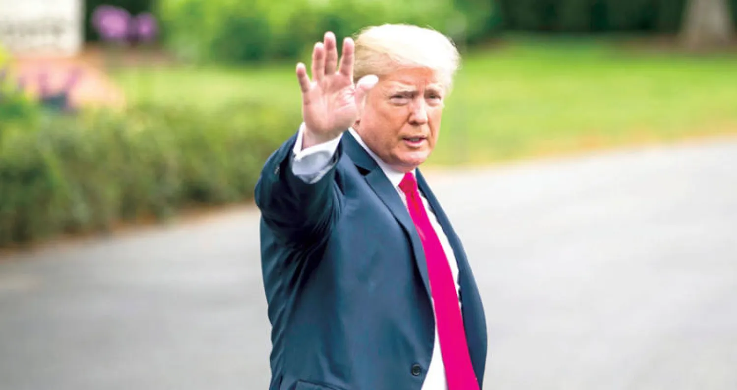 الرئيس الأميركي دونالد ترمب في حديقة البيت الأبيض أمس قبل مغادرته إلى أوهايو (إ.ب.أ)