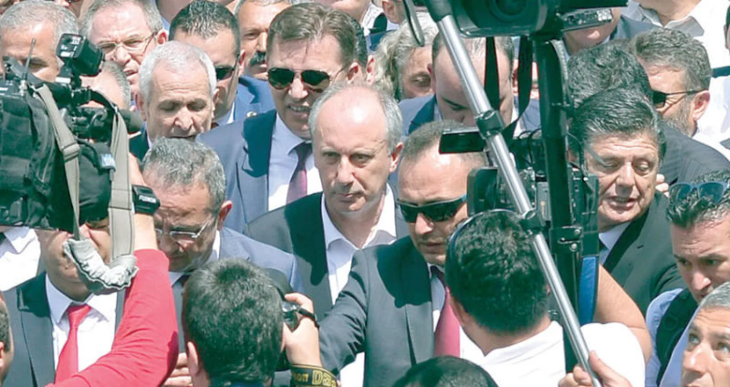 المرشح عن «حزب الشعب» محرم إينجه في جولة انتخابية في أنقرة أمس (أ.ب)