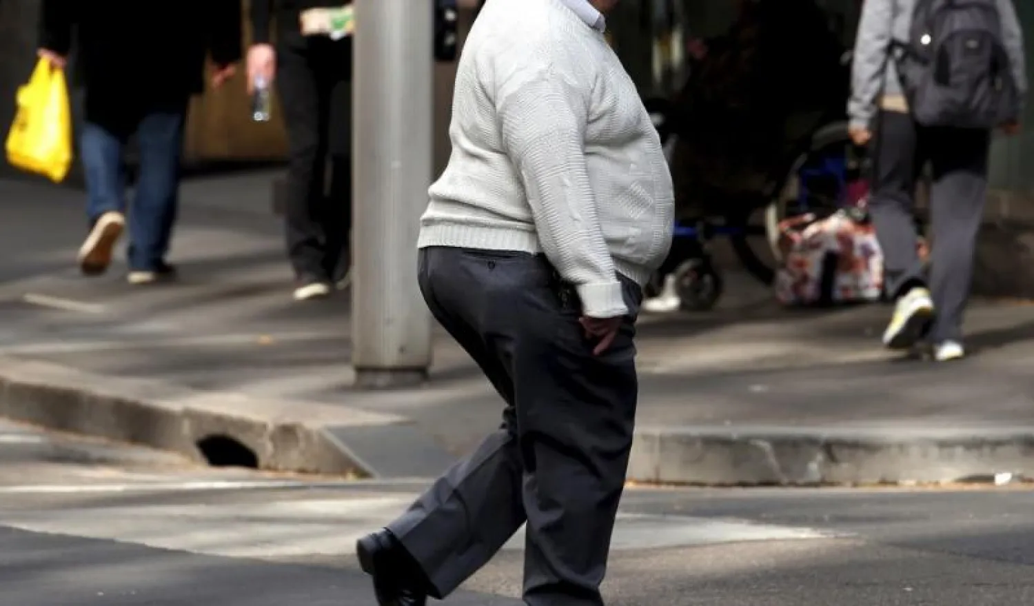 نزول الوزن يحتاج إلى ممارسة الرياضة وتناول الغذاء الصحي معاً (رويترز)