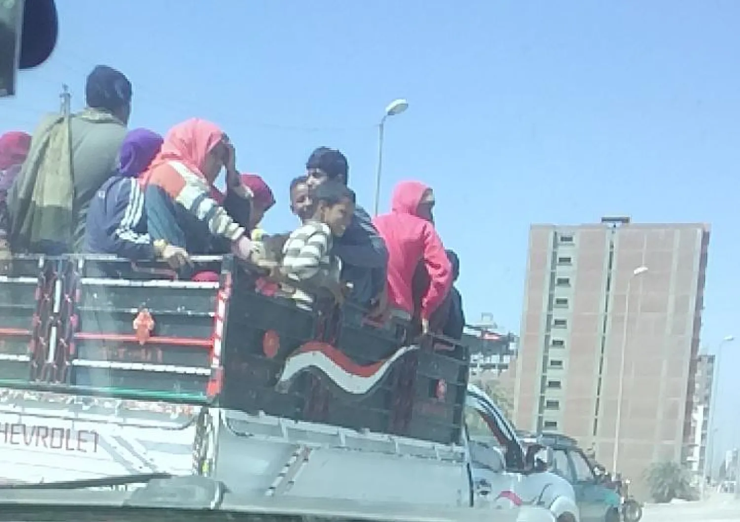 سيارة تنقل أطفالاً إلى مواقع العمل بالمصانع والمزارع («الشرق الأوسط»)