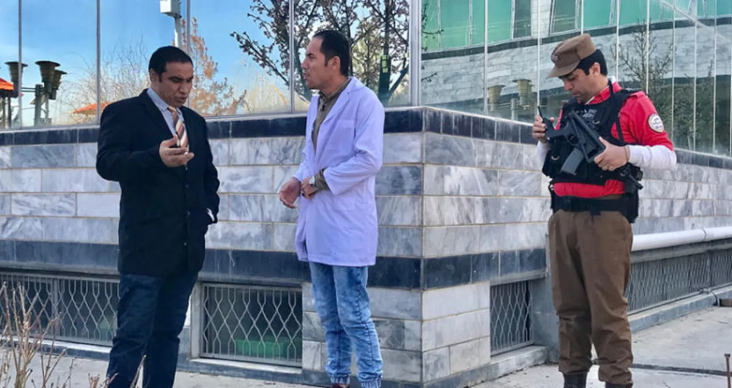أبطال برنامج «شبك خاندا» أو «شبكة الضحك» الأفغاني في حلقة تنتقد أداء المستشفيات (واشنطن بوست)