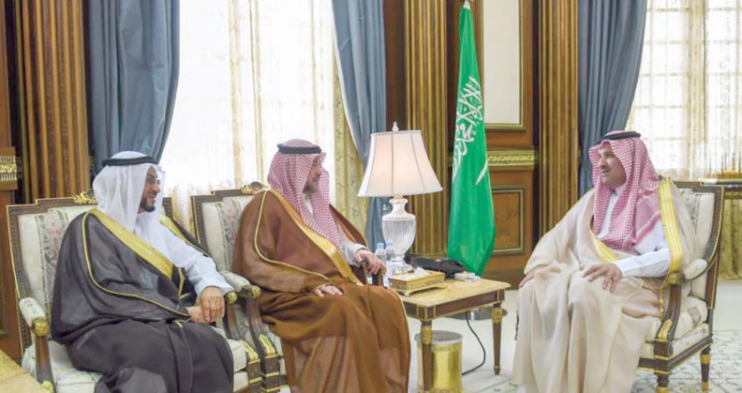 الأمير فيصل بن سلمان خلال استقباله توفيق السديري نائب وزير الشؤون الإسلامية ومحمد العوفي أمين عام المجمع (واس)