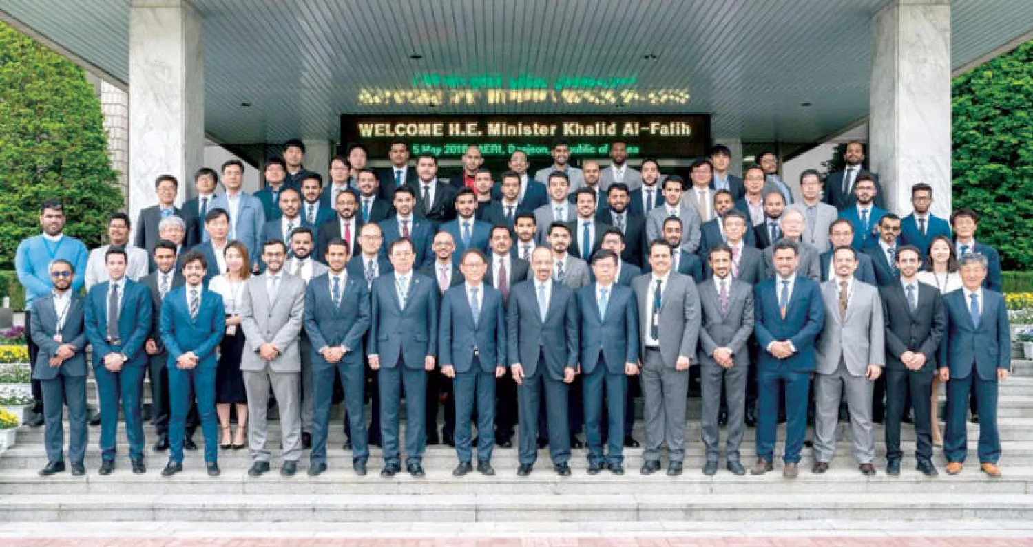 الوزير الفالح متوسطاً كبار مسؤولي معهد أبحاث الطاقة الذرية الكوري والمهندسين السعوديين المشاركين في تصميم مفاعل «سمارت»  (واس)