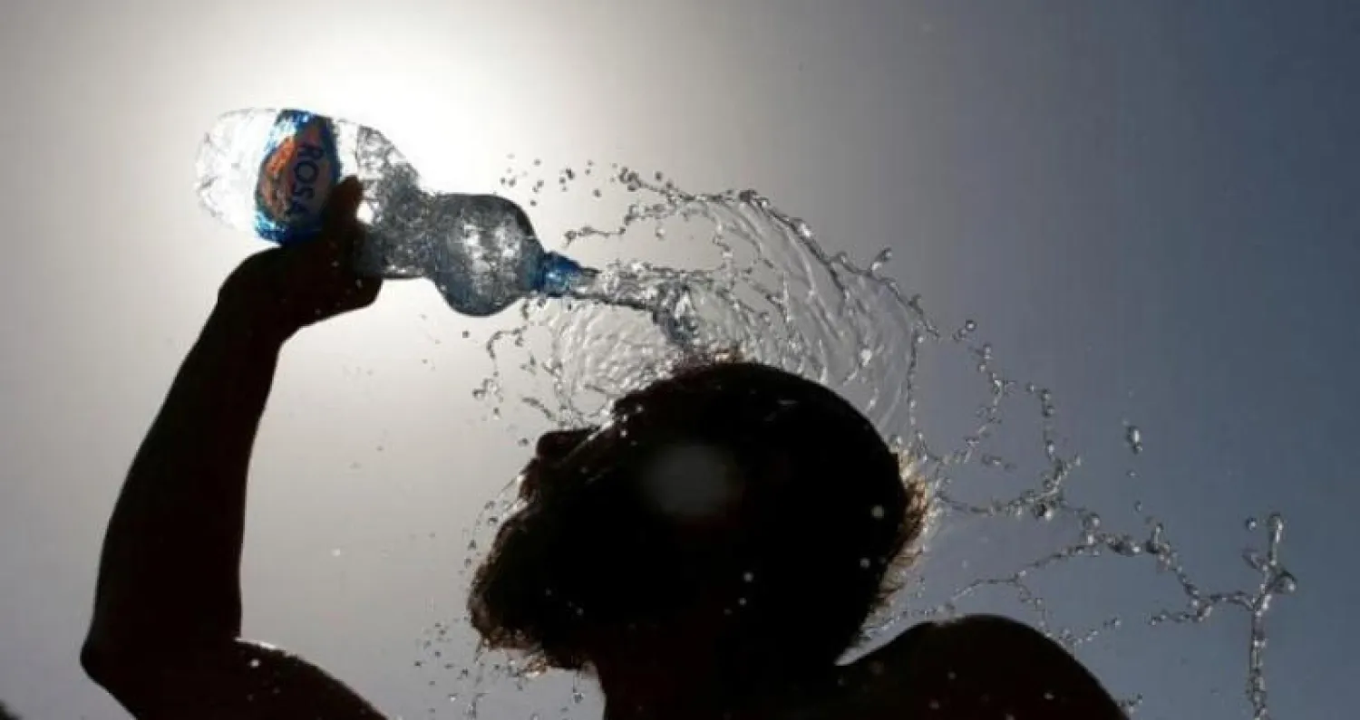 عشرات الأشخاص في باكستان تضرروا بشكل كبير من ضربة الشمس في نواب شاه التي أسفرت عن حالات إغماء (رويترز)