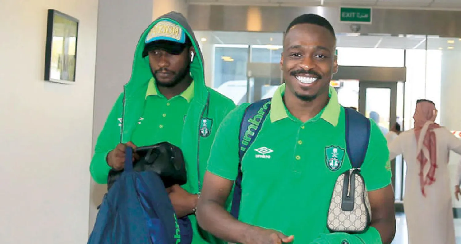 لاعبو الأهلي لدى مغادرتهم جدة أمس («الشرق الأوسط»)