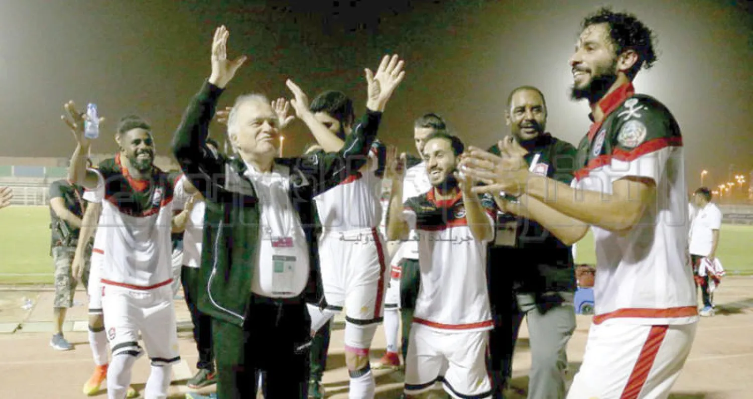 من احتفالات لاعبي الرائد بالبقاء في دوري المحترفين (تصوير: سعد العنزي)