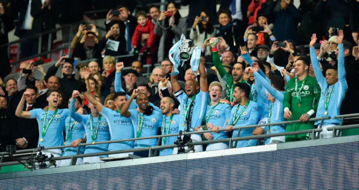 كومباني وزملاؤه وكأس رابطة الأندية المحترفة هذا الموسم (أ.ف.ب)