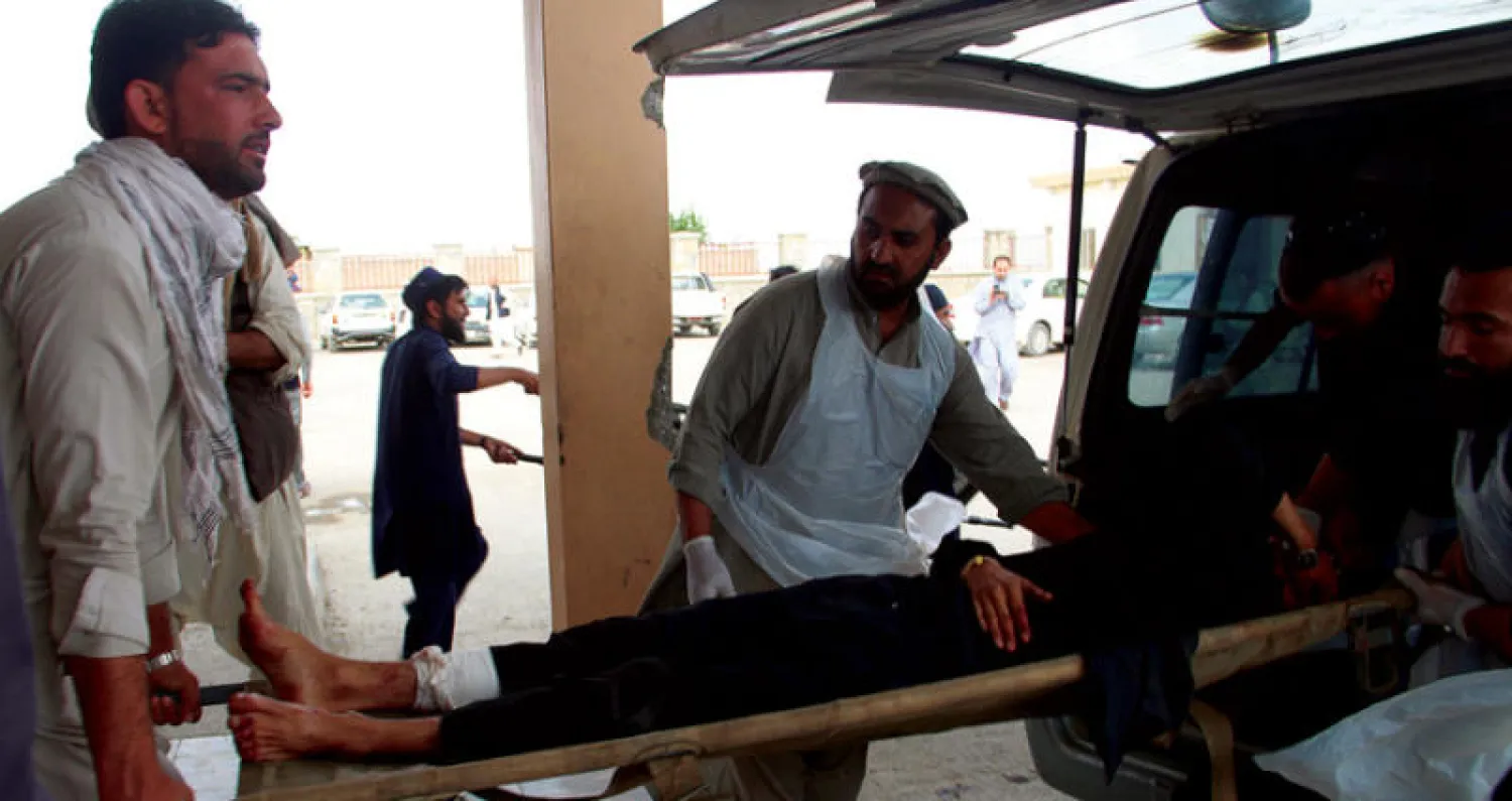 نقل الجرحى ضحايا التفجير الانتحاري في مركز انتخابي بخوست شرق أفغانستان أمس (أ.ف.ب)