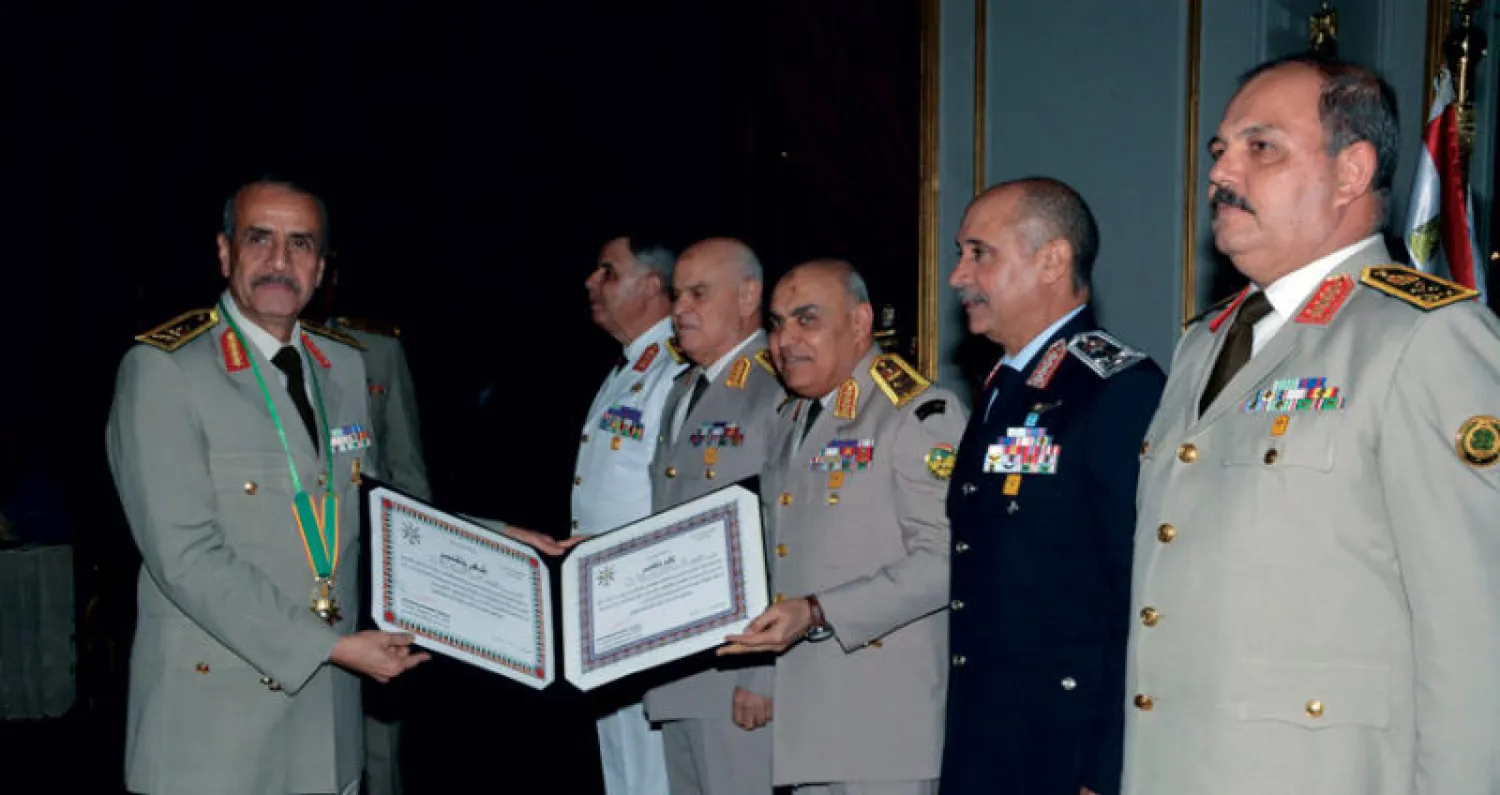 وزير الدفاع المصري صدقي صبحي أثناء تكريمه عدداً من قادة الجيش المحالين للتقاعد (صورة نشرها المتحدث العسكري)