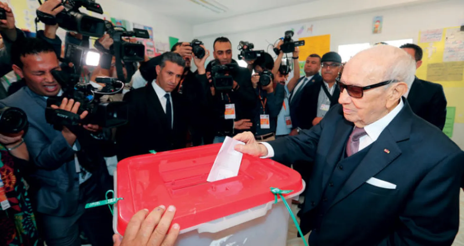 رئيس الجمهورية الباجي قايد السبسي خلال الإدلاء بصوته داخل أحد مراكز الاقتراع في العاصمة أمس (أ.ف.ب)