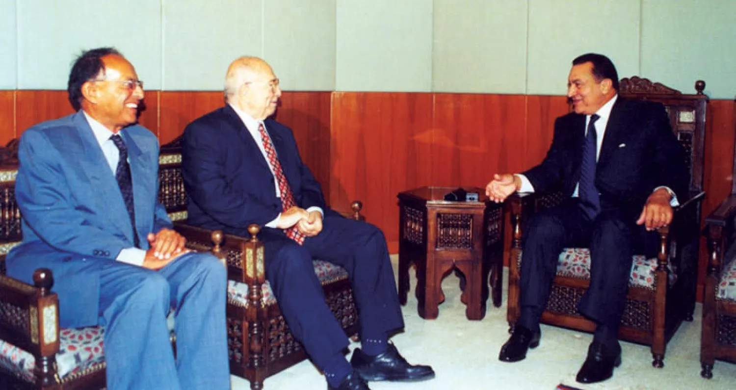 خالد محيي الدين ورفعت السعيد مع الرئيس الأسبق حسني مبارك («الشرق الأوسط»)