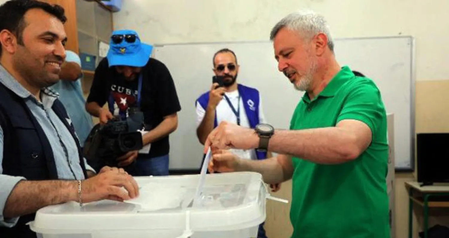 صورة نشرها موقع  تيار «المردة» لرئيسه سليمان فرنجية وهو يدلي بصوته امس