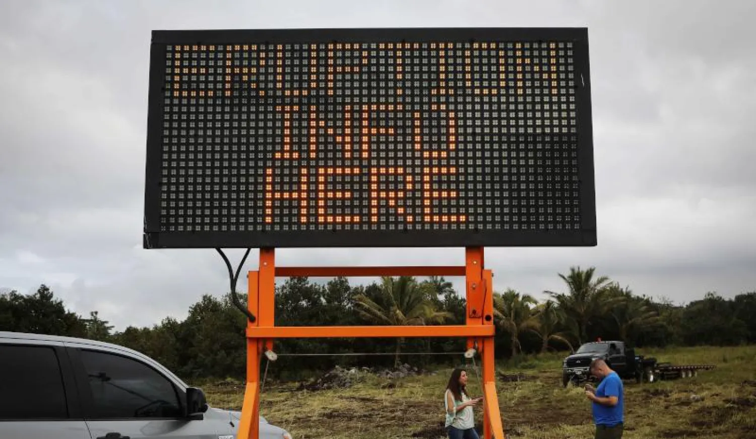 علامة مكتوب عليها «معلومات الانفجار هنا» بالقرب من جزيرة هاواي (أ.ف.ب)