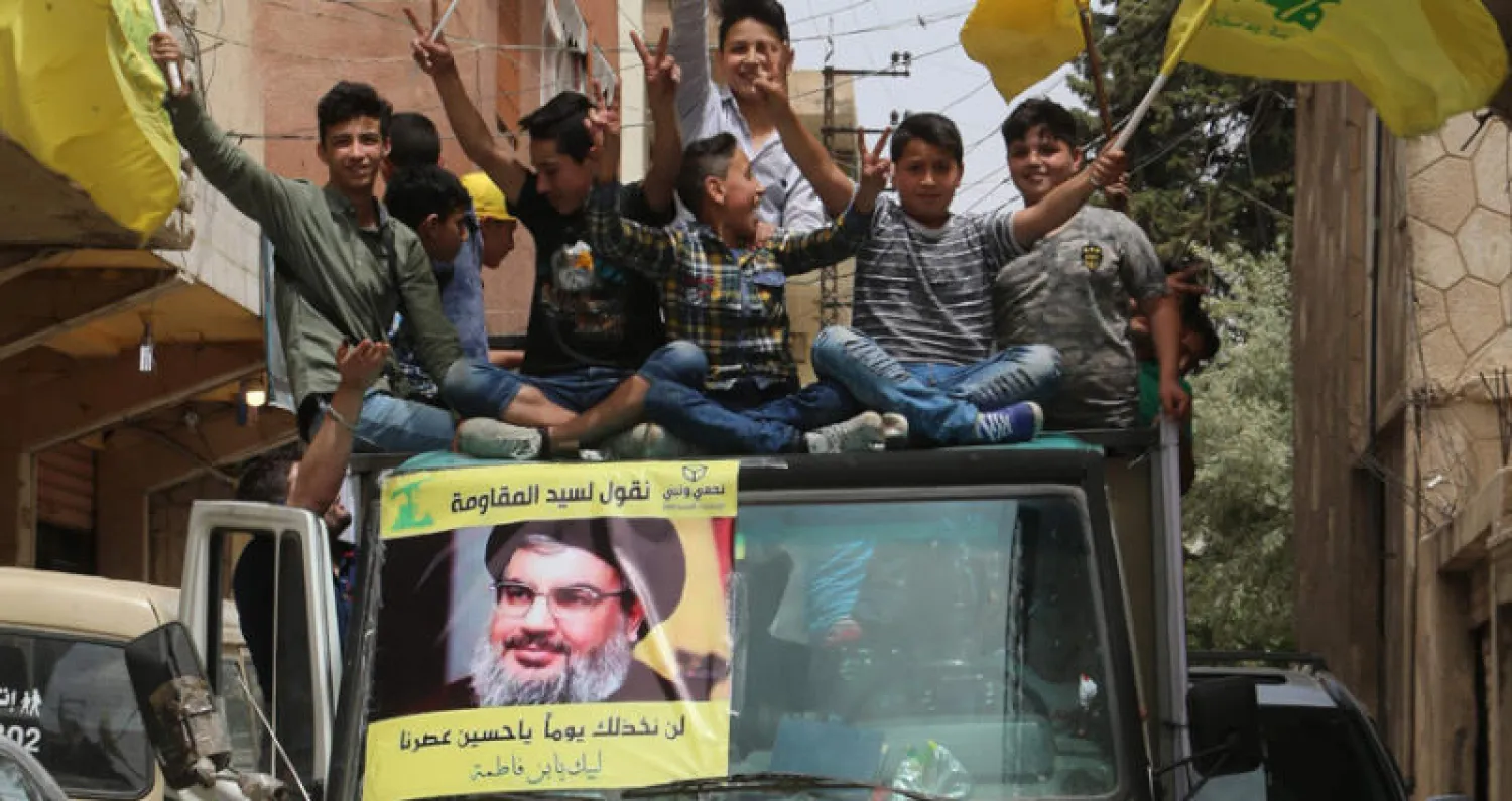 استعراض لموالي «حزب الله» في بعلبك قرب الحدود السورية أمس (أ.ف.ب)