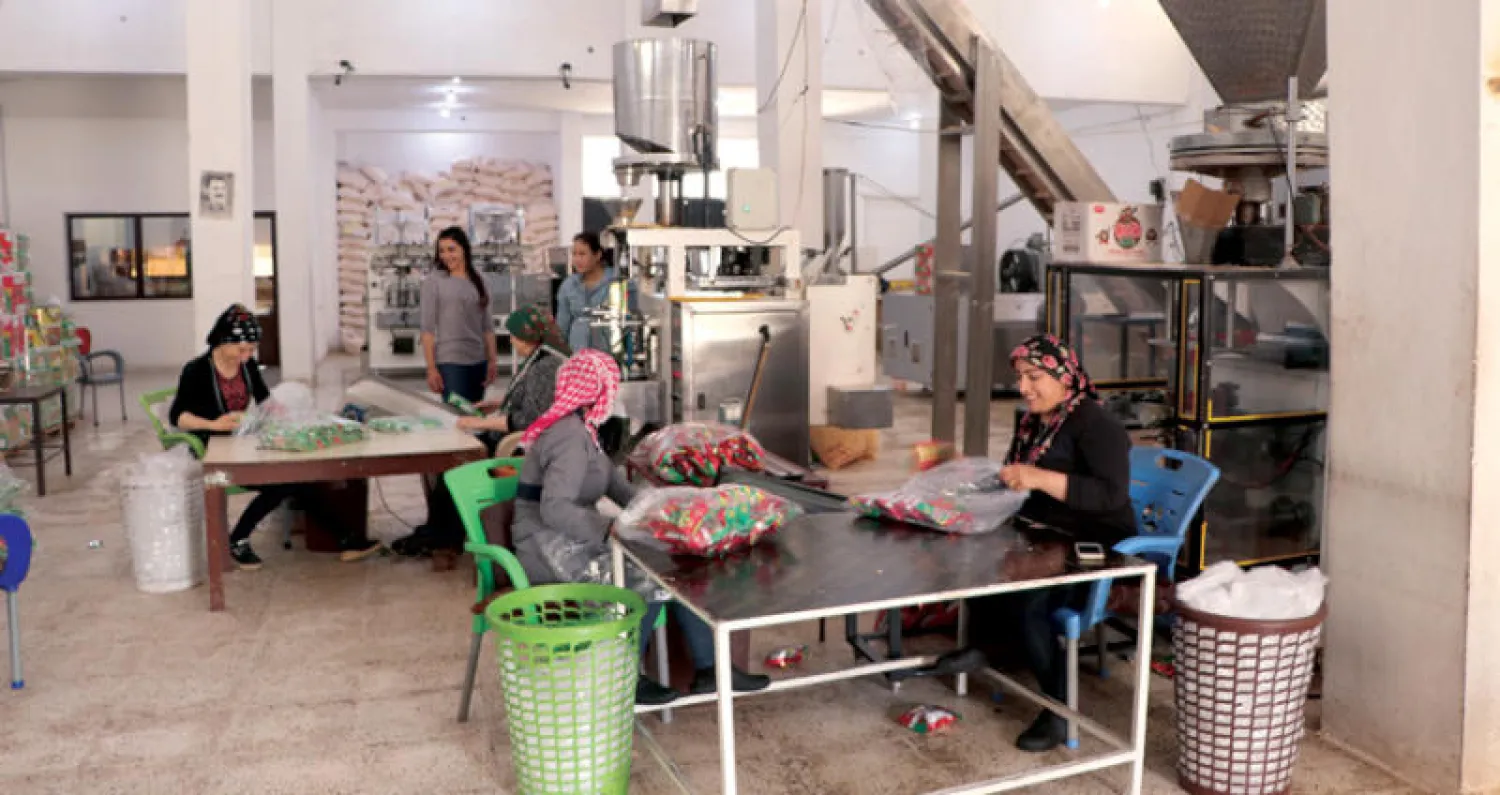 نساء كرديات في مشغل («الشرق الأوسط»)