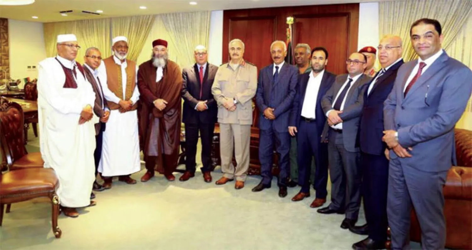 صورة وزعتها حكومة السراج لاجتماع وفدها مع المشير حفتر بمقره فى الرجمة