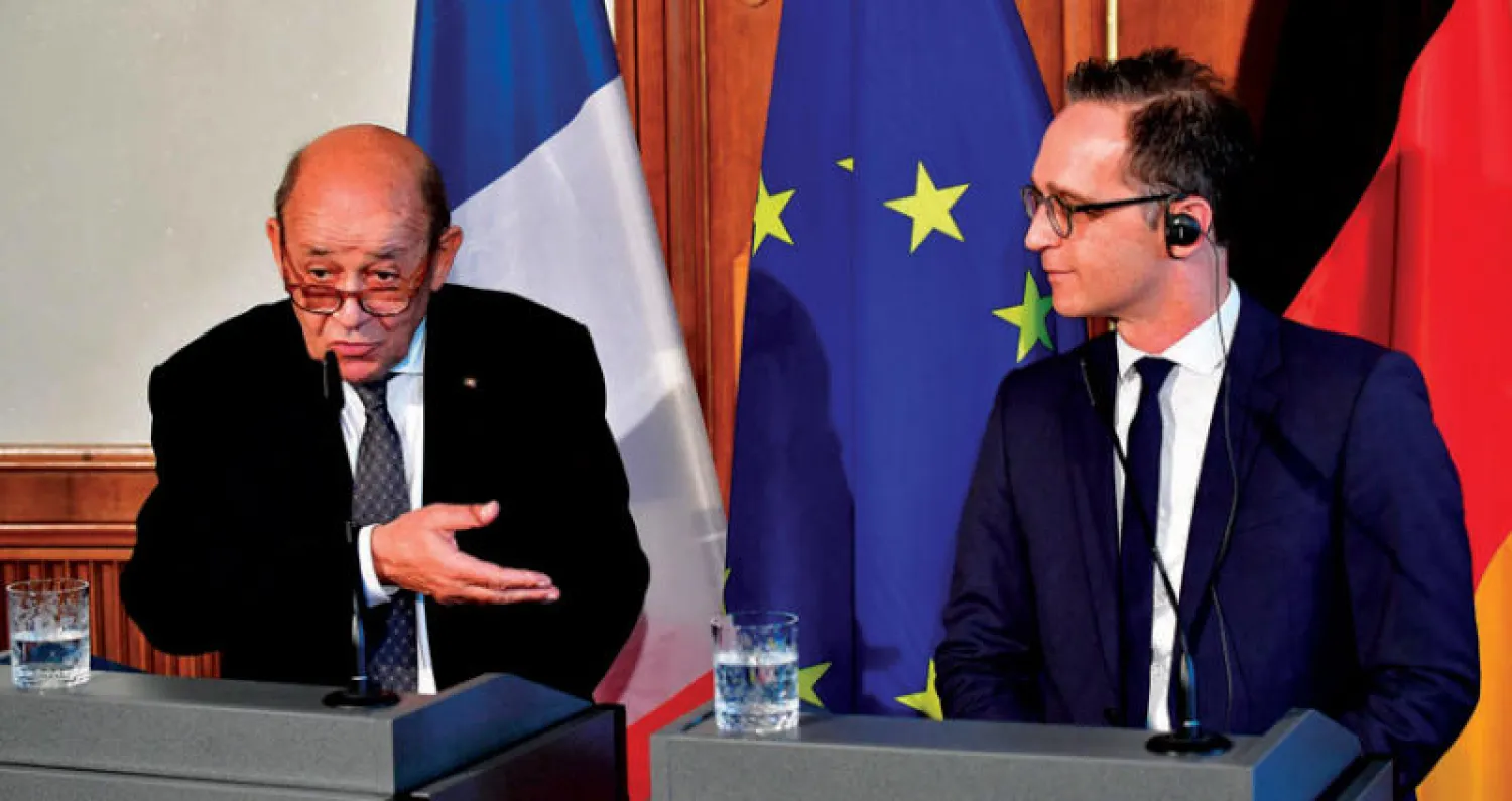 وزير الخارجية الفرنسي جان إيف لودريان يتحدث في مؤتمر صحافي مشترك مع نظيره الألماني هايكو ماس في برلين أمس (أ.ف.ب)