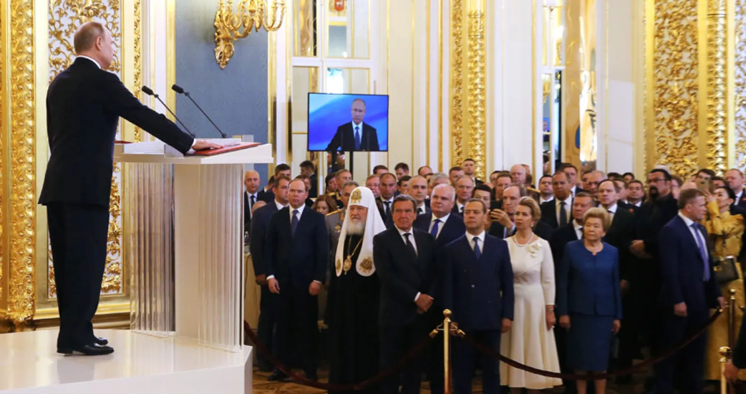 بوتين يؤدي اليمين واضعاً يده على الدستور الروسي (أ.ب)