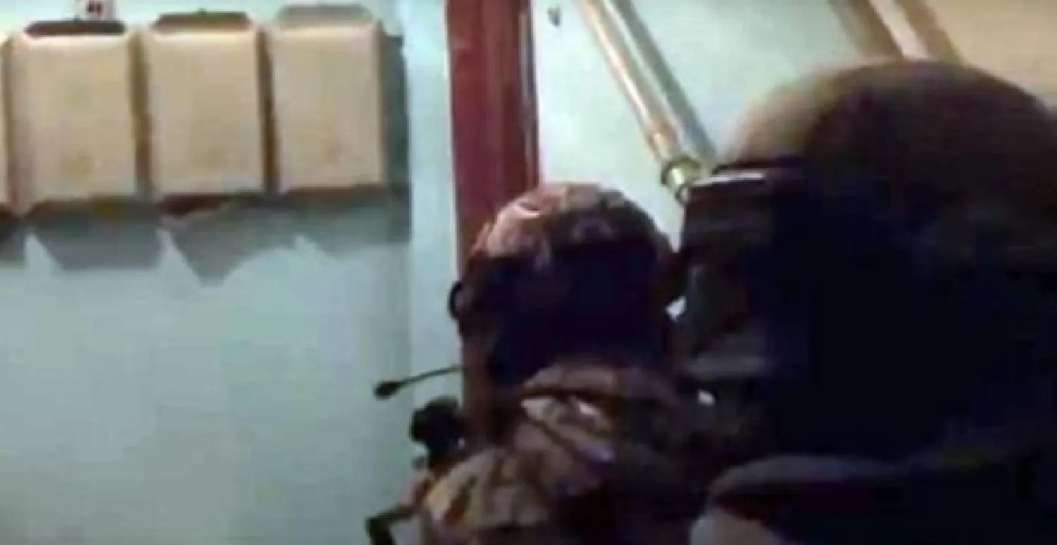 عناصر من قوات الأمن الروسي أثناء ملاحقة المشتبه به (ديلي ميل)