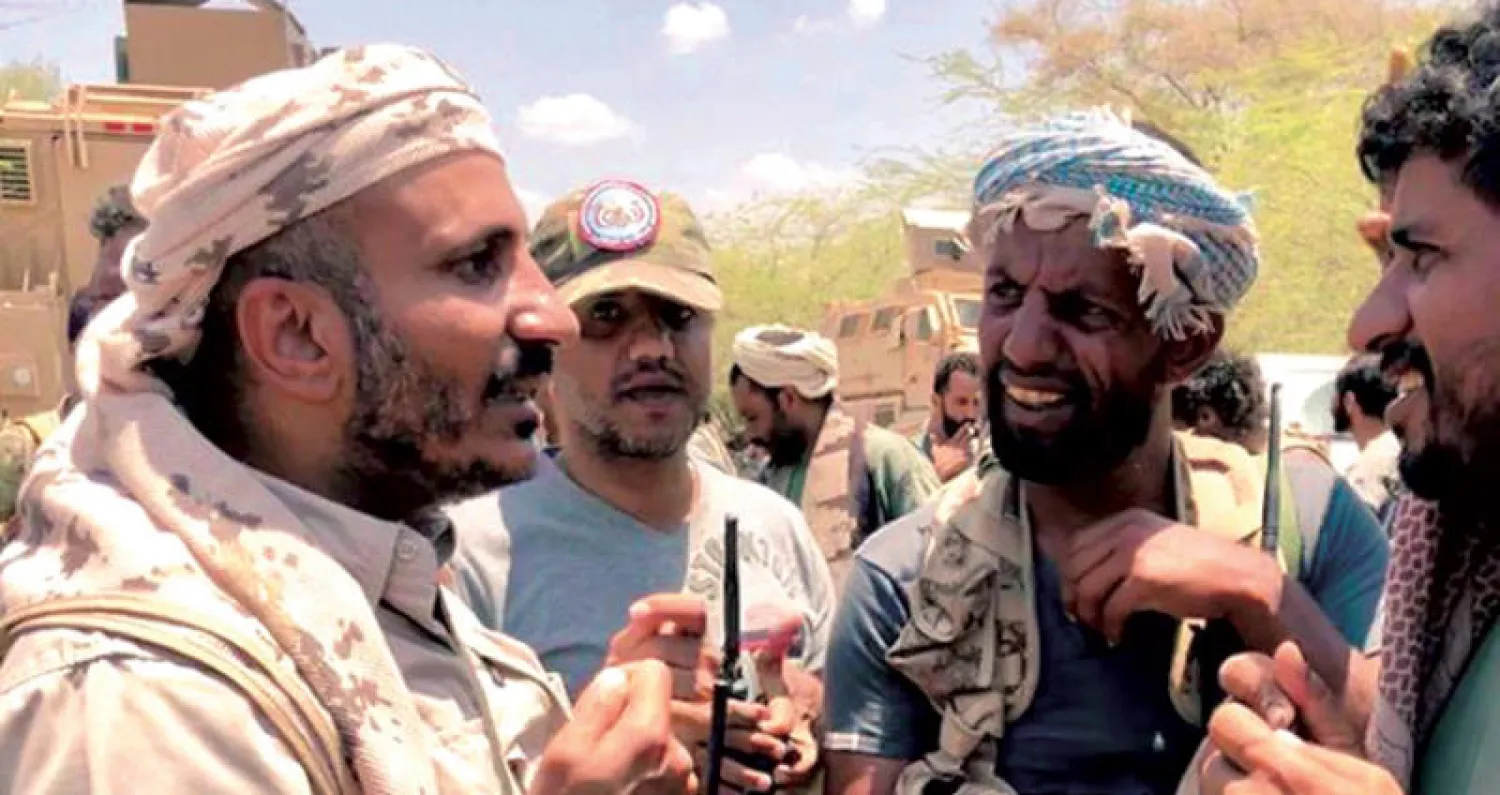 صورة لطارق صالح (يسار) في إحدى جبهات القتال تناقلتها مصادر تابعة له أمس